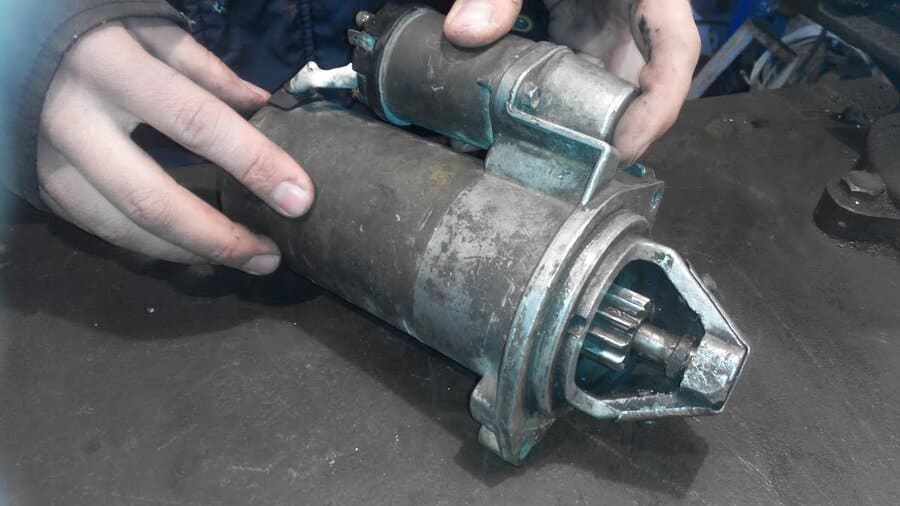 Неисправность — «башмачит» стартер: медленно крутит