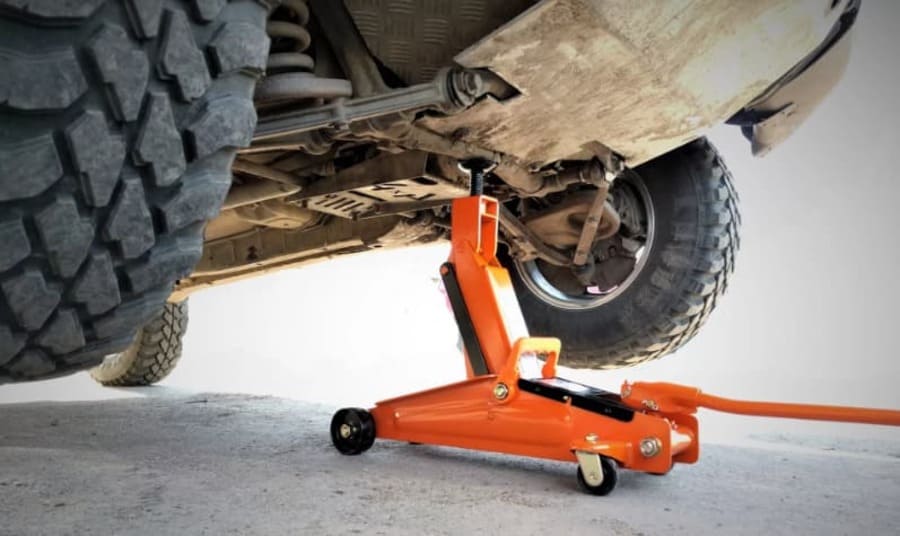 Куда на автомобилях устанавливается домкрат: правила, места и важные нюансы