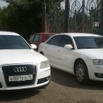 На фото автомобили двойники