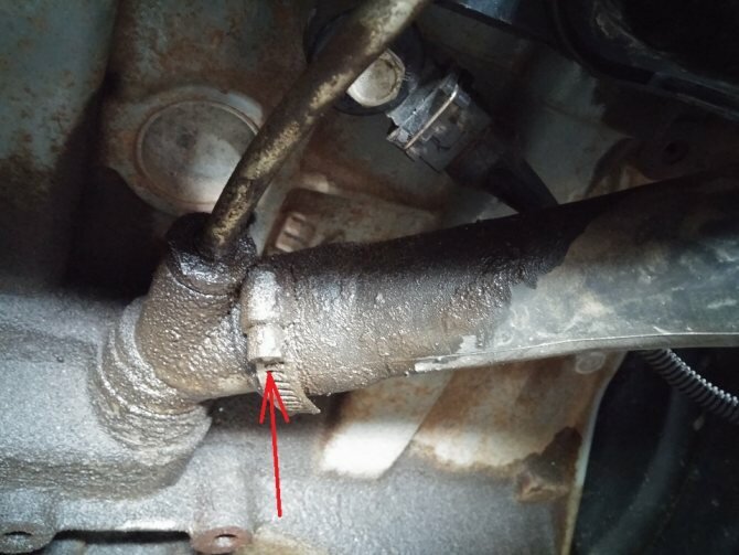 Размещение хомута крепления подводящего шланга малой ветви системы вентиляции картера к штуцеру блока цилиндров двигателя ВАЗ-21126 Лада Гранта (ВАЗ 2190)